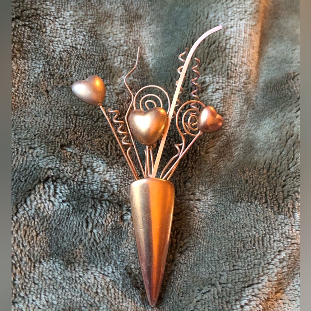 10279 VTG Art Nouveau Modernist Bouquet Brooch Heart Flowers Gold Tone Large 4”